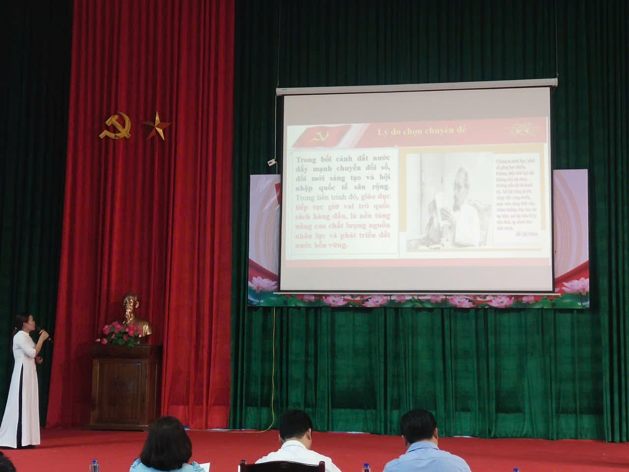 Đồng chí Lò Thị Bình tham gia trong phần thi thuyết trình