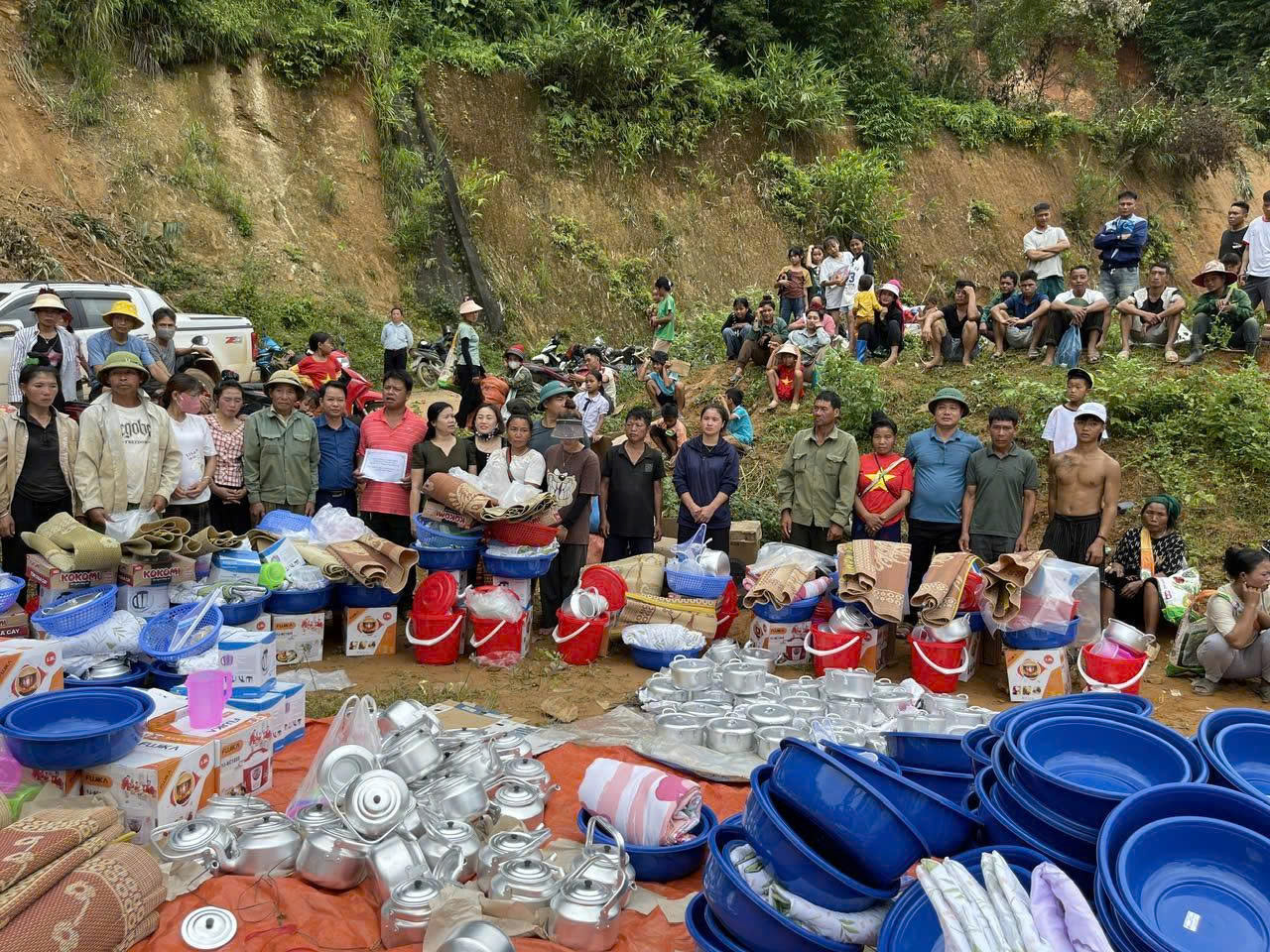 Từ thiện cho người dân vùng lũ