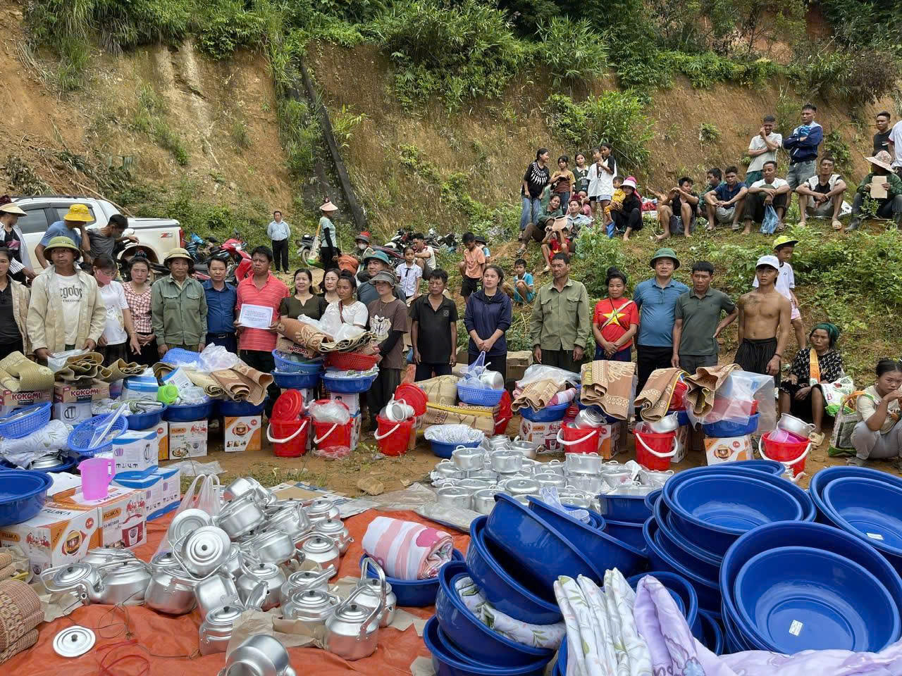 Từ thiện cho người dân vùng lũ