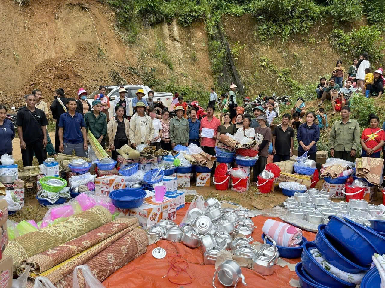 Từ thiện cho người dân vùng lũ