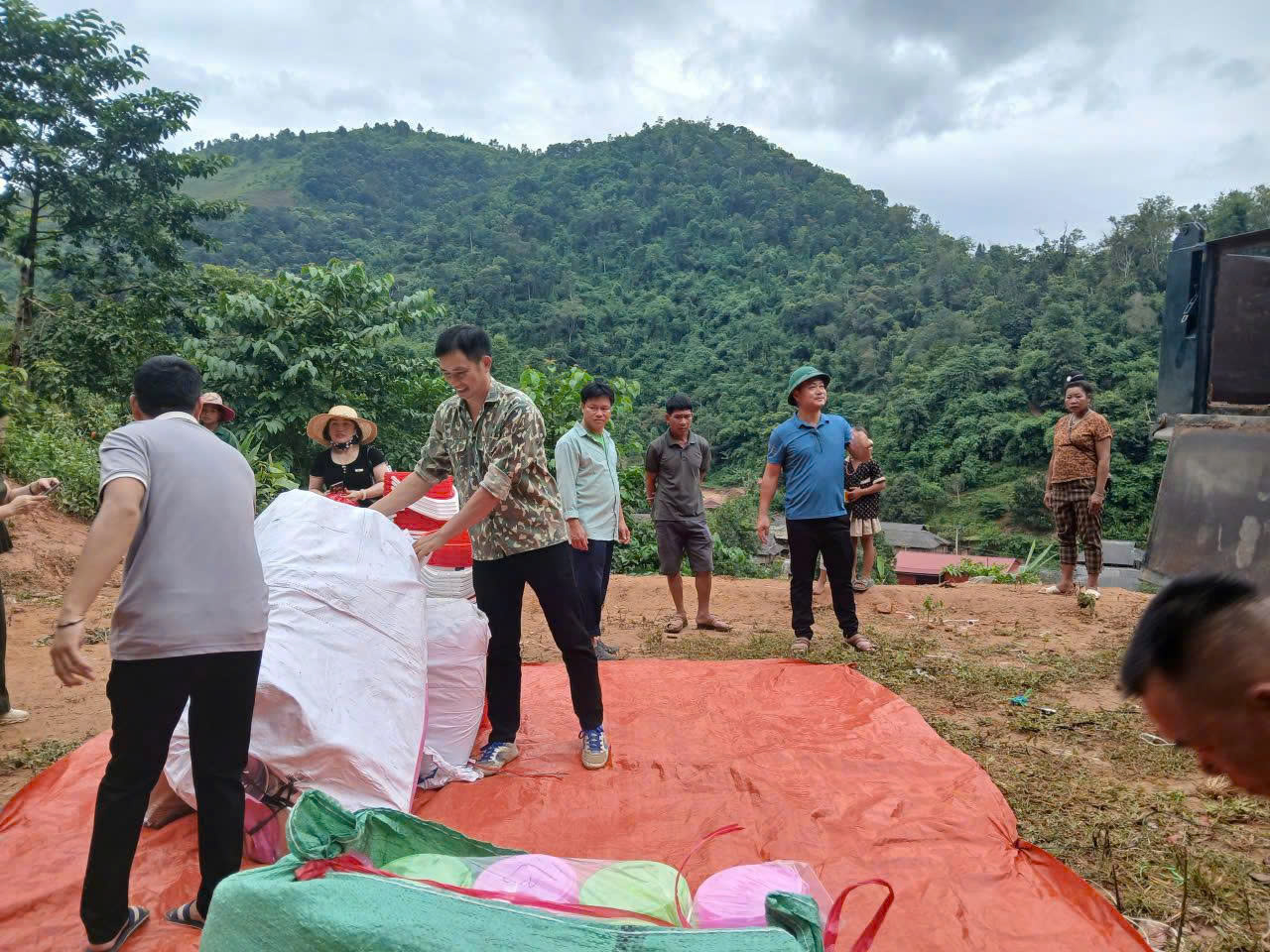 Từ thiện cho người dân vùng lũ