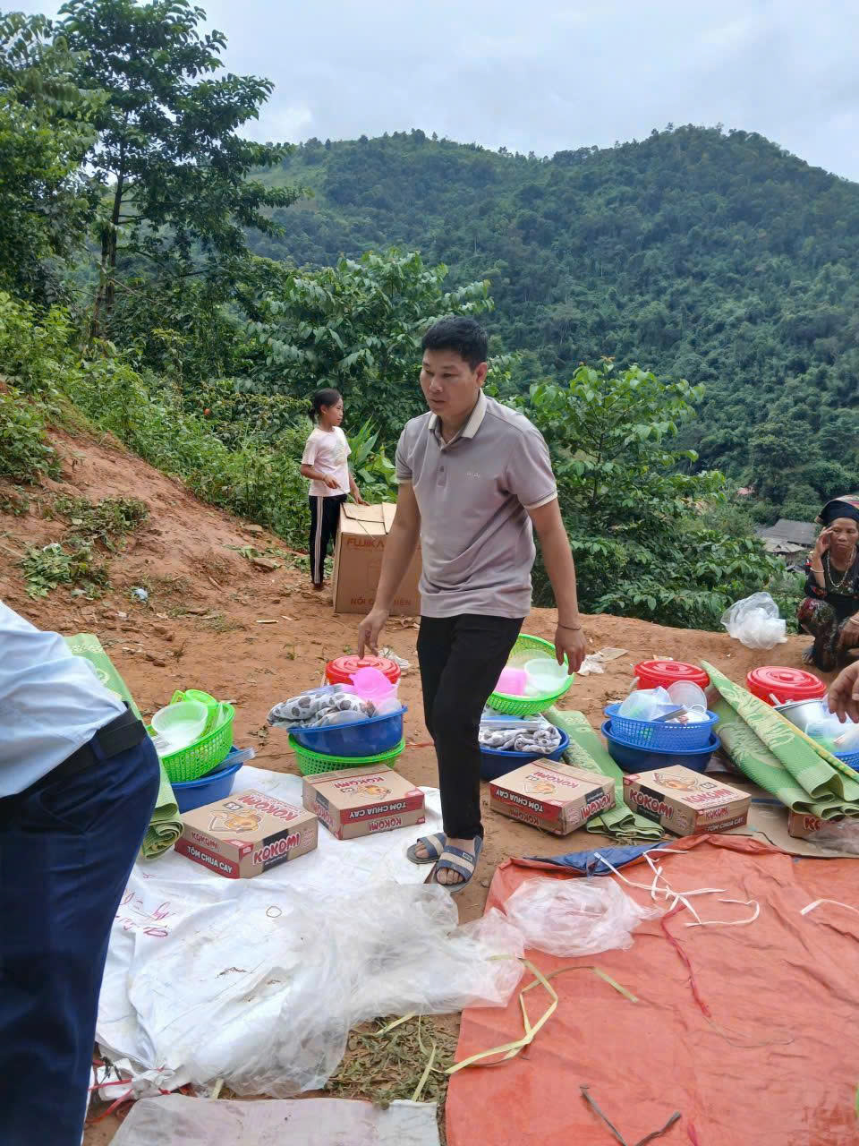 Từ thiện cho người dân vùng lũ