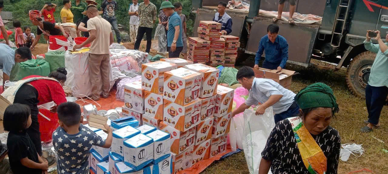 Từ thiện cho người dân vùng lũ