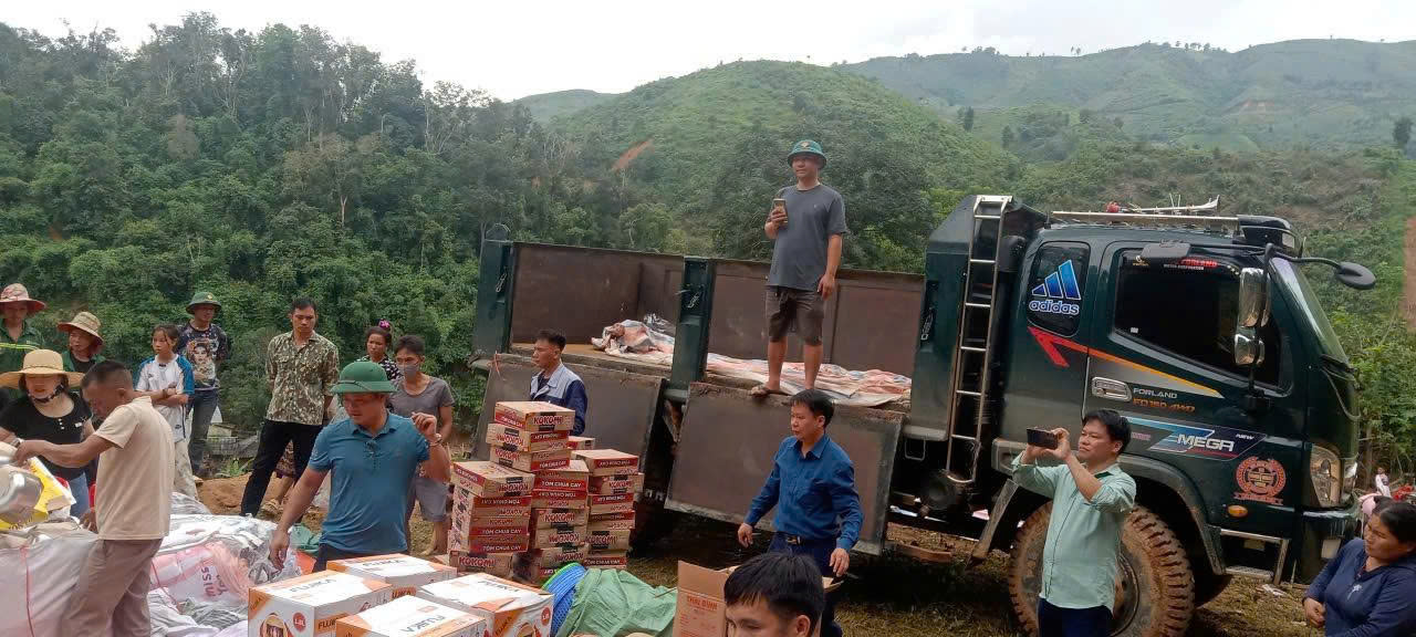 Từ thiện cho người dân vùng lũ