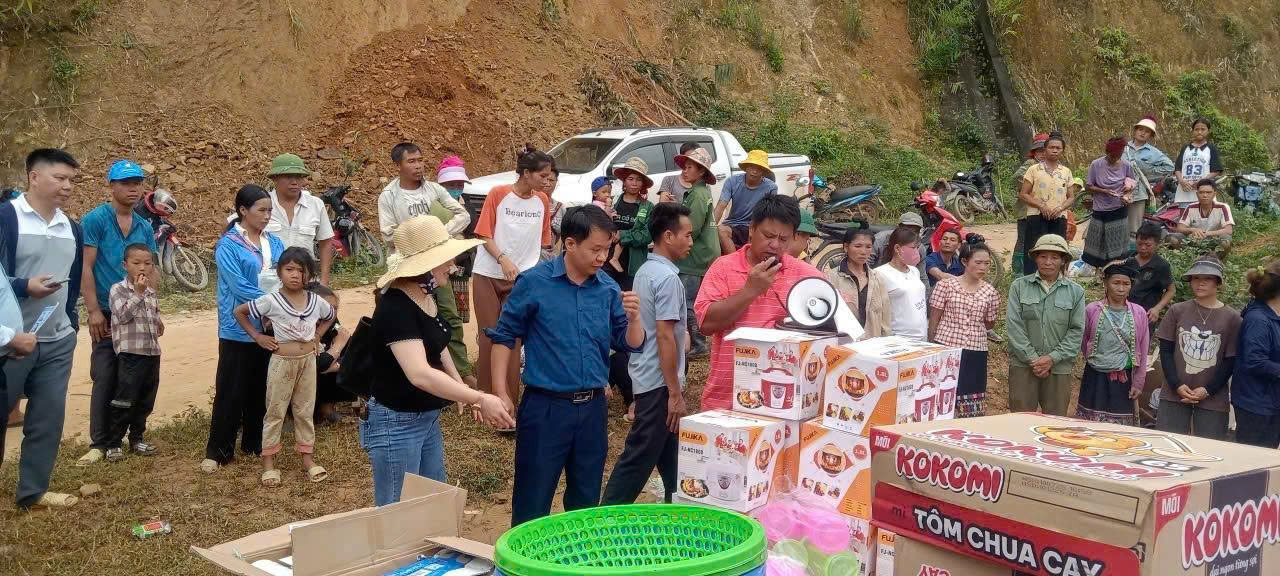 Từ thiện cho người dân vùng lũ