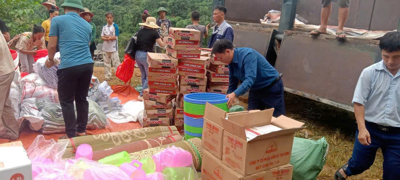 Từ thiện cho người dân vùng lũ