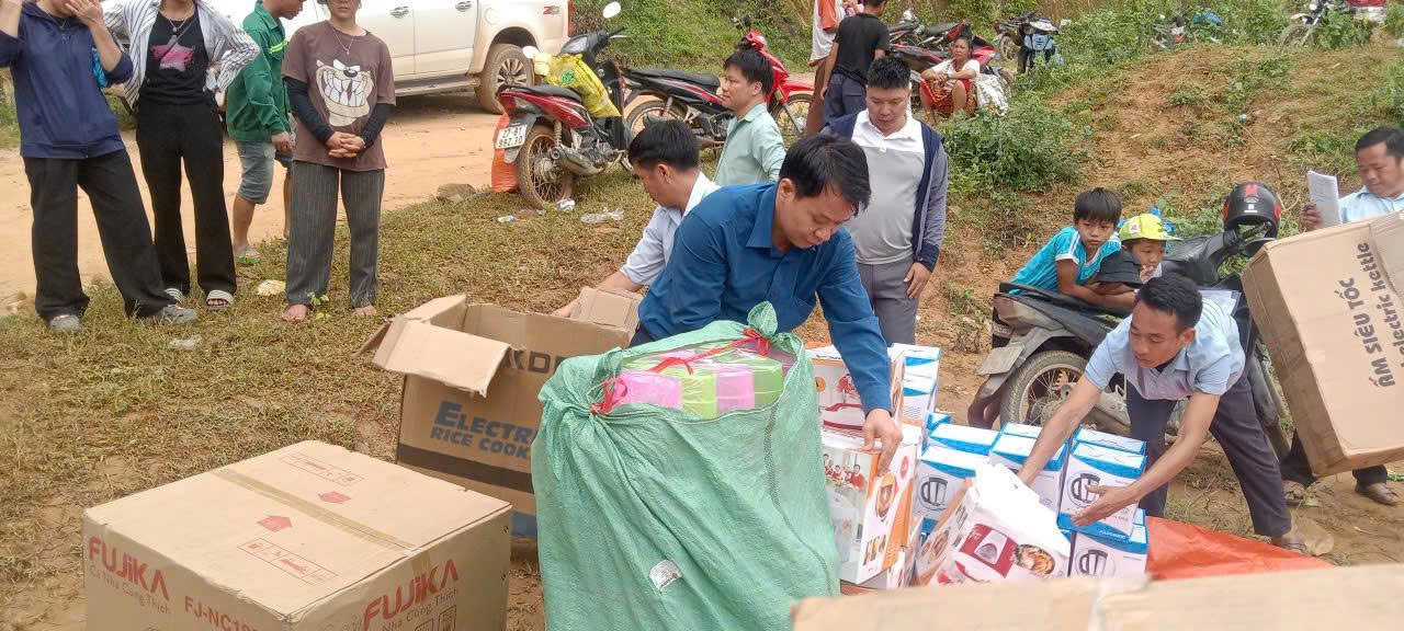 Từ thiện cho người dân vùng lũ