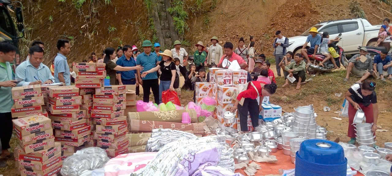 Từ thiện cho người dân vùng lũ