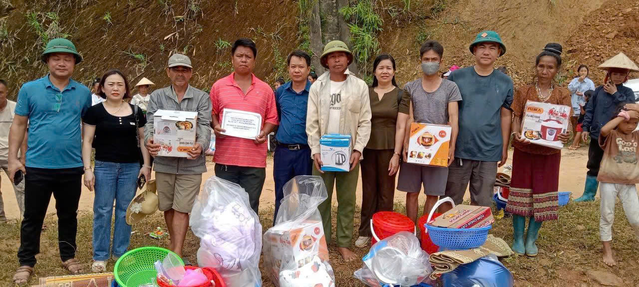 Từ thiện cho người dân vùng lũ