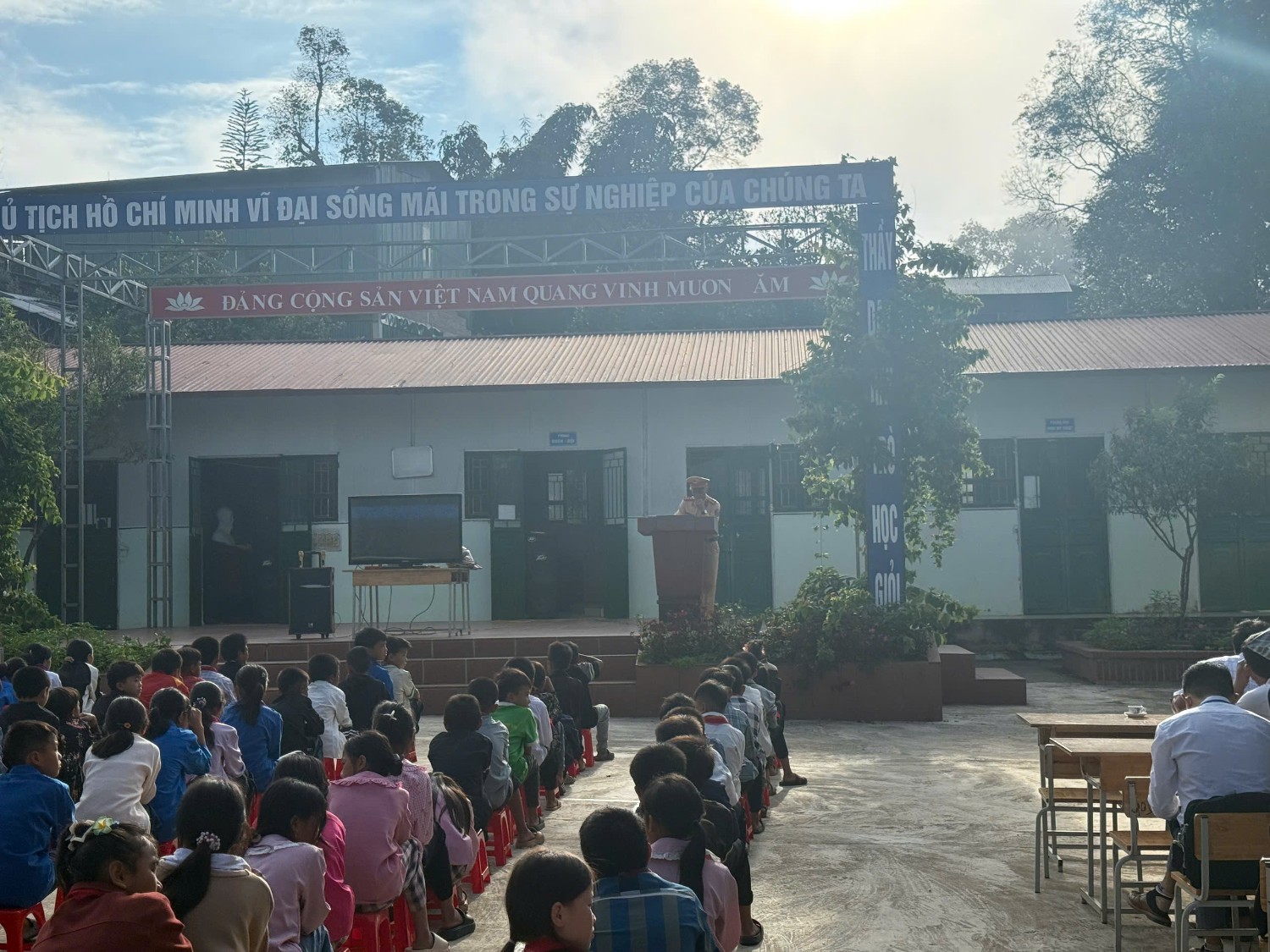 TUYÊN TRUYỀN VỀ AN TOÀN GIAO THÔNG