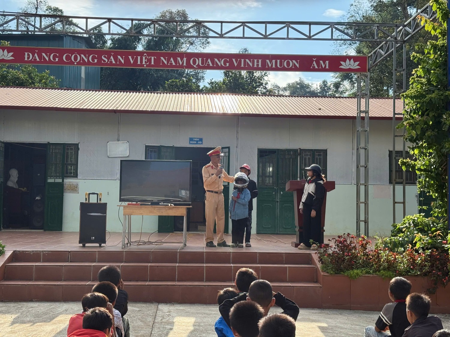 TUYÊN TRUYỀN VỀ AN TOÀN GIAO THÔNG