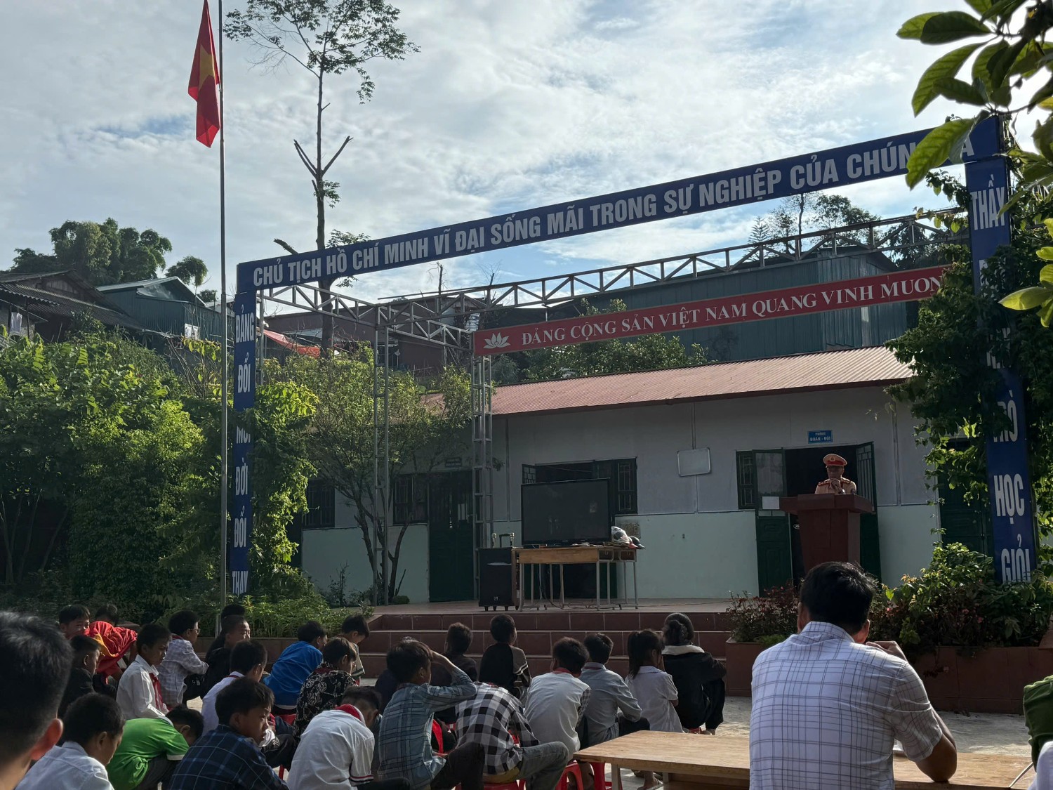 TUYÊN TRUYỀN VỀ AN TOÀN GIAO THÔNG