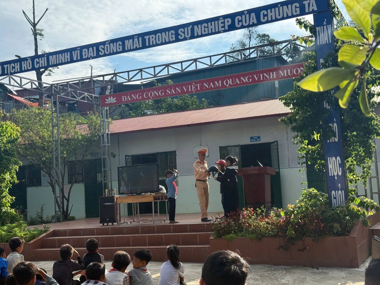 TUYÊN TRUYỀN VỀ AN TOÀN GIAO THÔNG