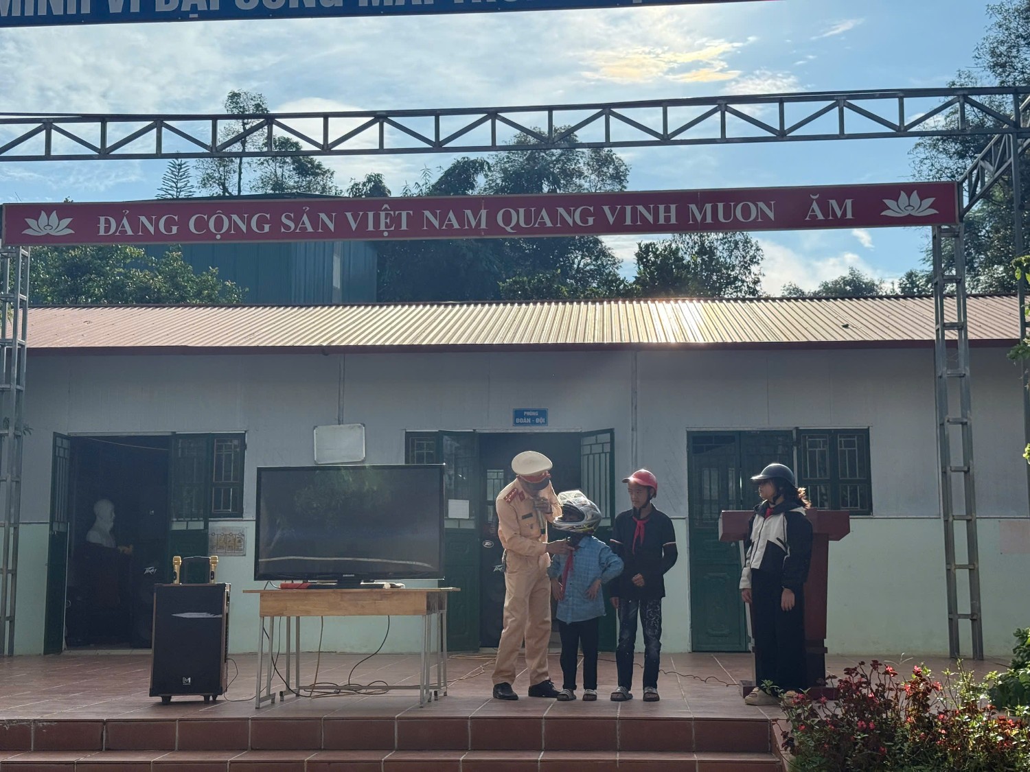 TUYÊN TRUYỀN VỀ AN TOÀN GIAO THÔNG