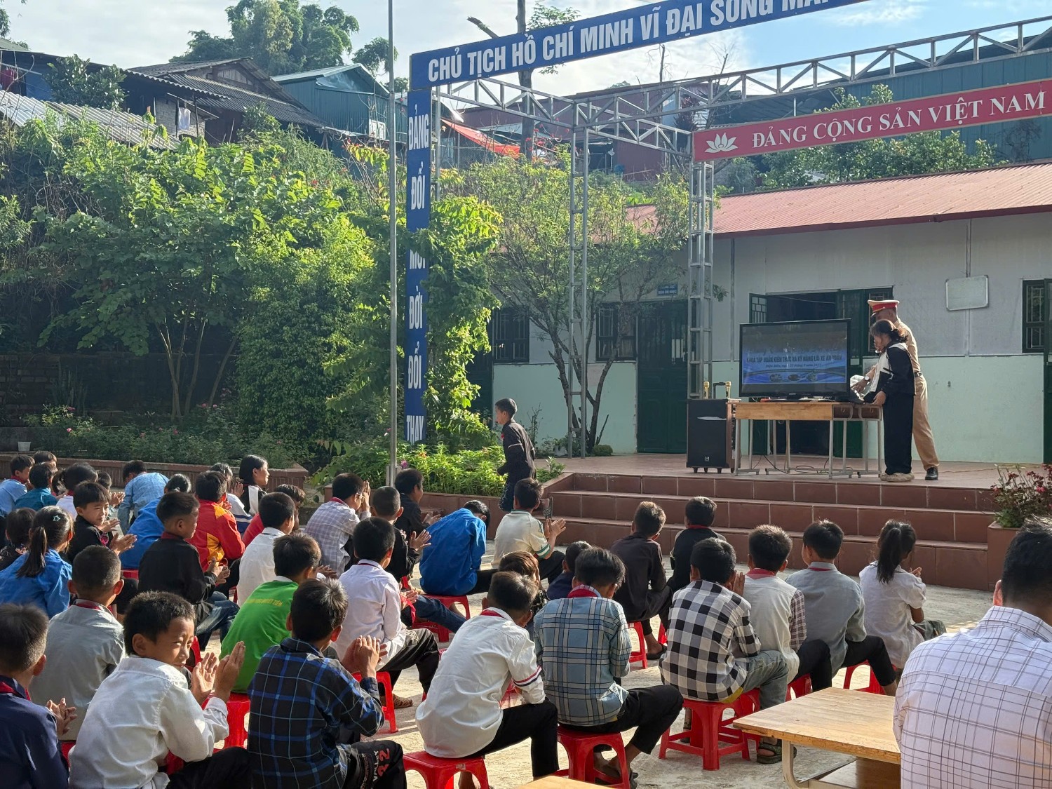 TUYÊN TRUYỀN VỀ AN TOÀN GIAO THÔNG