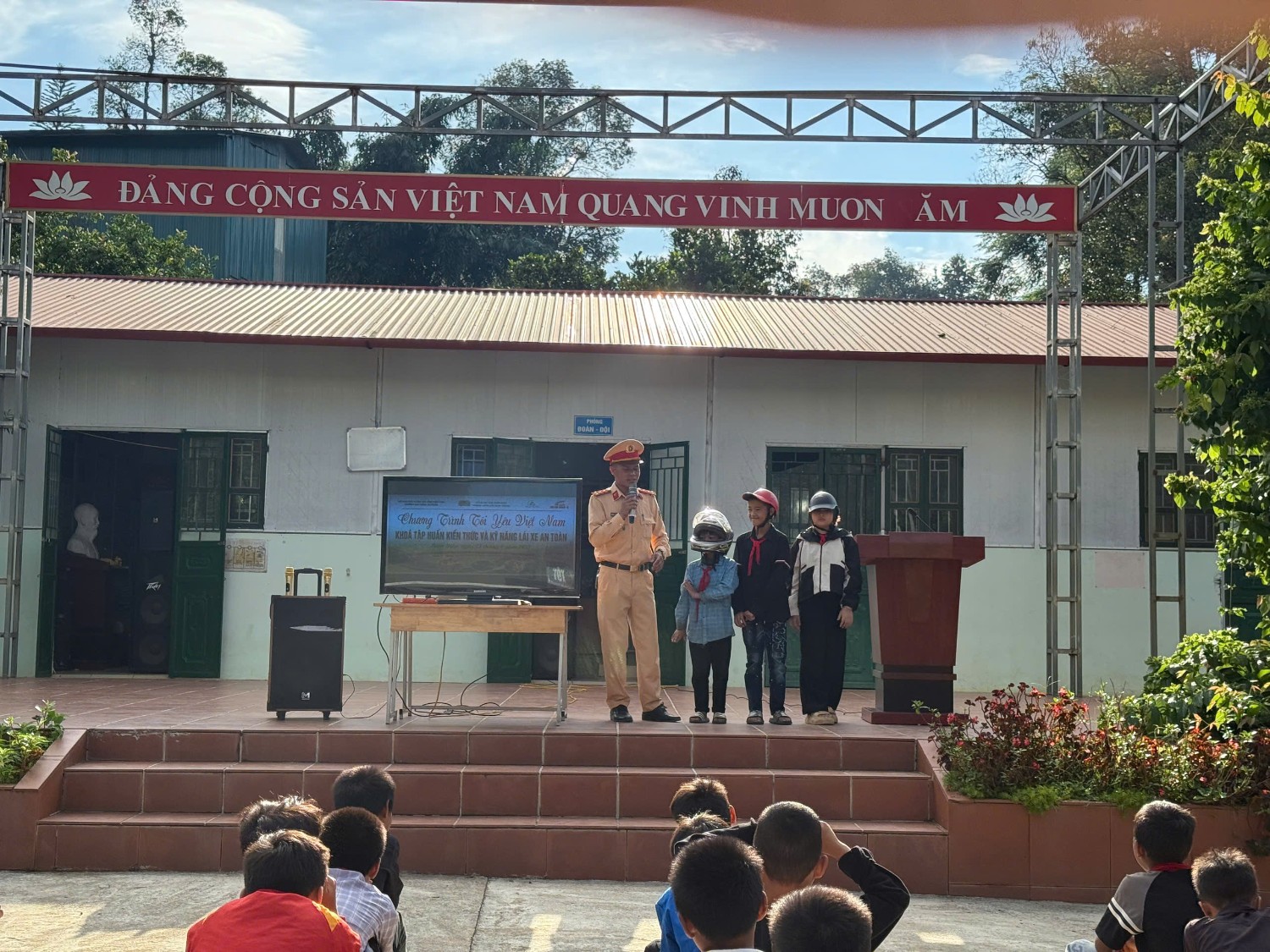 TUYÊN TRUYỀN VỀ AN TOÀN GIAO THÔNG