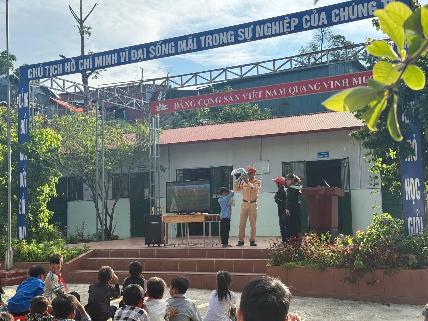 TUYÊN TRUYỀN VỀ AN TOÀN GIAO THÔNG